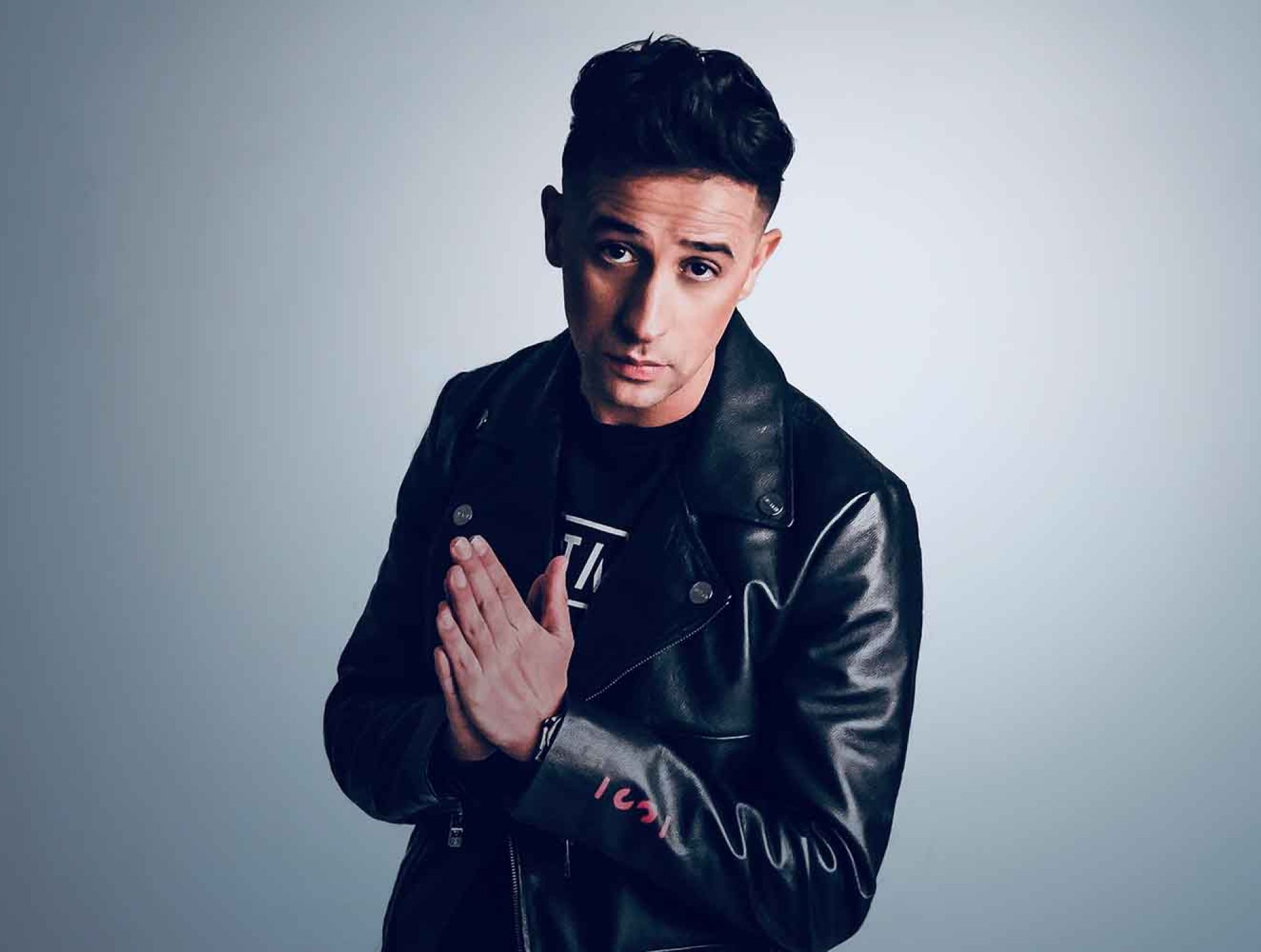 Yes-R boeken bij Discover Entertainment
Rapper. Entertainer. Presentator. Acteur. 🔥 Yes-R is een w…